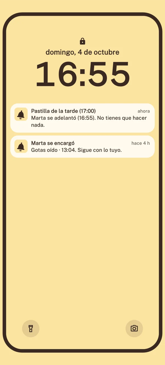 La pantalla bloqueada de Raúl a las 16:55 con un aviso de Samebell: Pastilla de la tarde (17:00). Marta se adelantó (16:55). No tienes que hacer nada. Debajo, uno anterior: Marta se encargó. Gotas oído, 13:04. Sigue con lo tuyo.